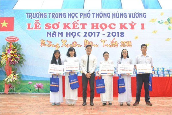 Phát học bổng cho HS giỏi Anh văn.jpg